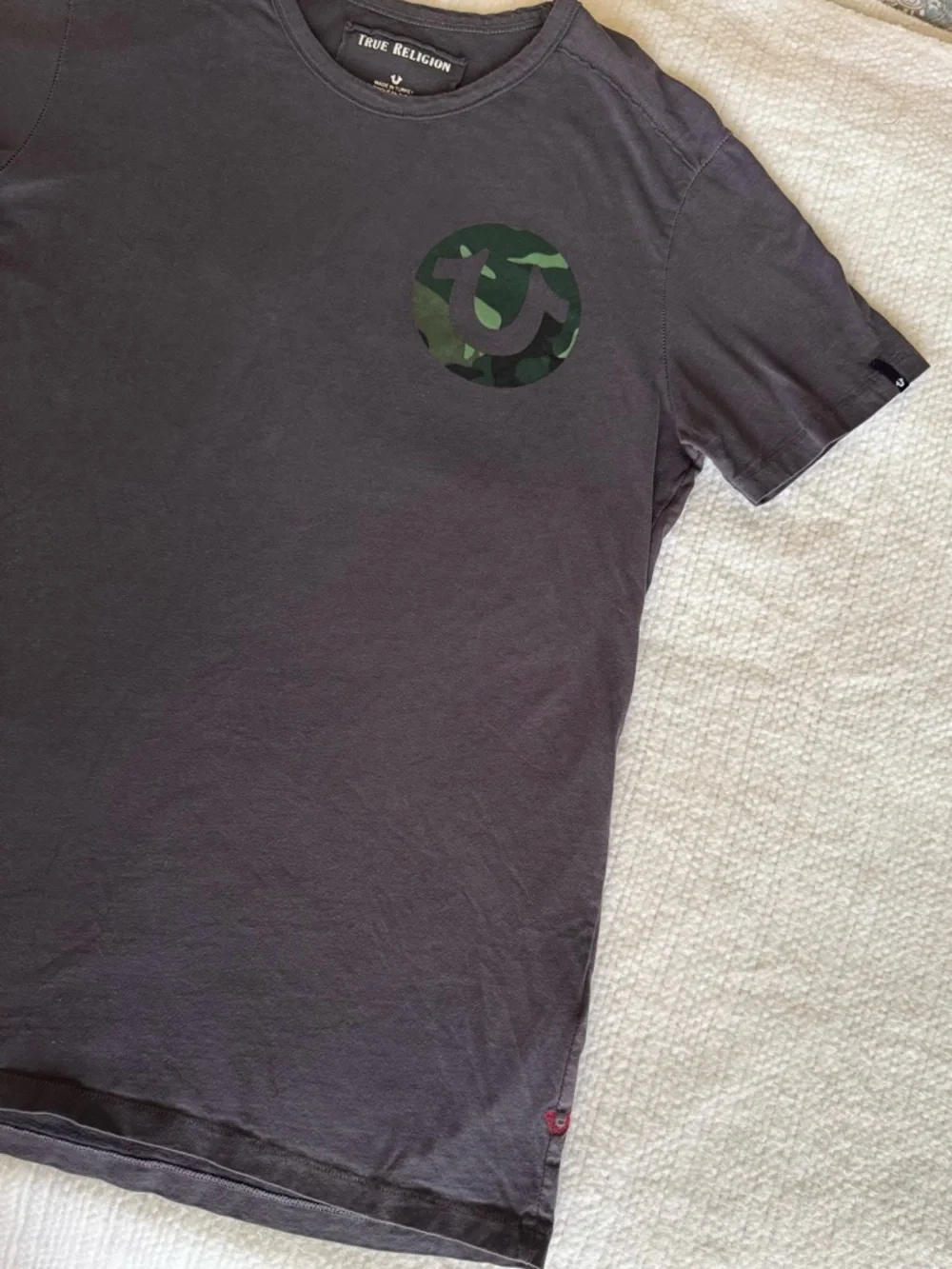 TRUE RELIGION Grey Blue Short Sleeve Tee w Green Camo Logo Mens T-shirt